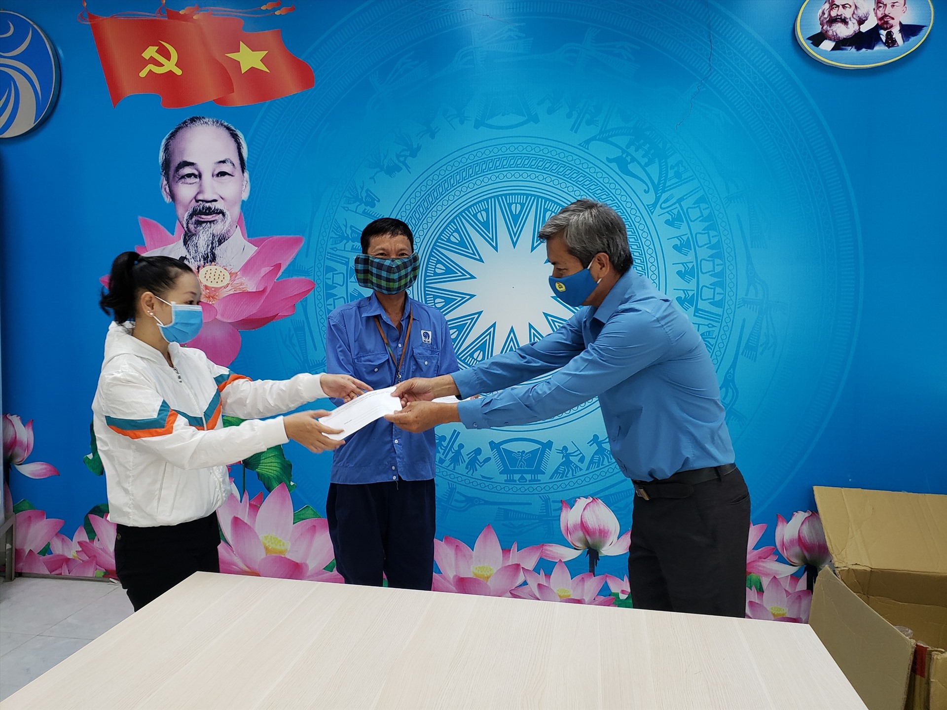 Liên đoàn lao động tỉnh Đồng Nai tặng quà cho người lao động bị ảnh hưởng bởi dịch COVID-19. Ảnh: Minh Châu