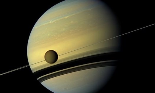 Titan, mặt trăng lớn nhất sao Thổ, đang tiến vào vũ trụ nhanh gấp 100 lần so với trước đây. Ảnh: AFP