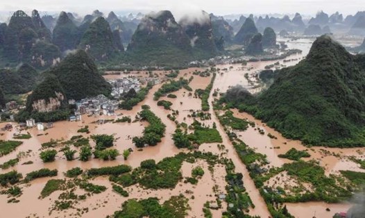 Mưa lớn gây lũ lụt tại các điểm du lịch nổi tiếng của Dương Châu. Ảnh: AFP/STR