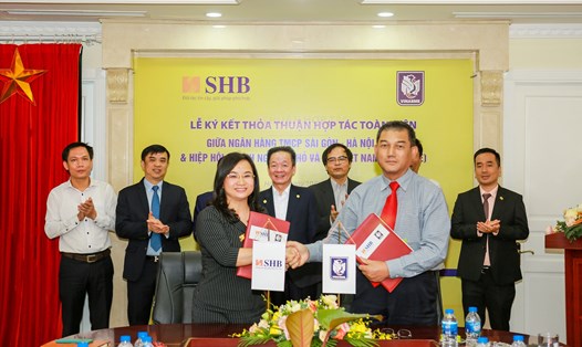 Bà Ngô Thu Hà - Phó Tổng Giám đốc SHB và ông Phạm Huy Hùng – Phó Chủ tịch Hiệp hội VINASME cùng trao bản Thỏa thuận hợp tác trước sự chứng kiến của đại diện Ban lãnh đạo 2 đơn vị.