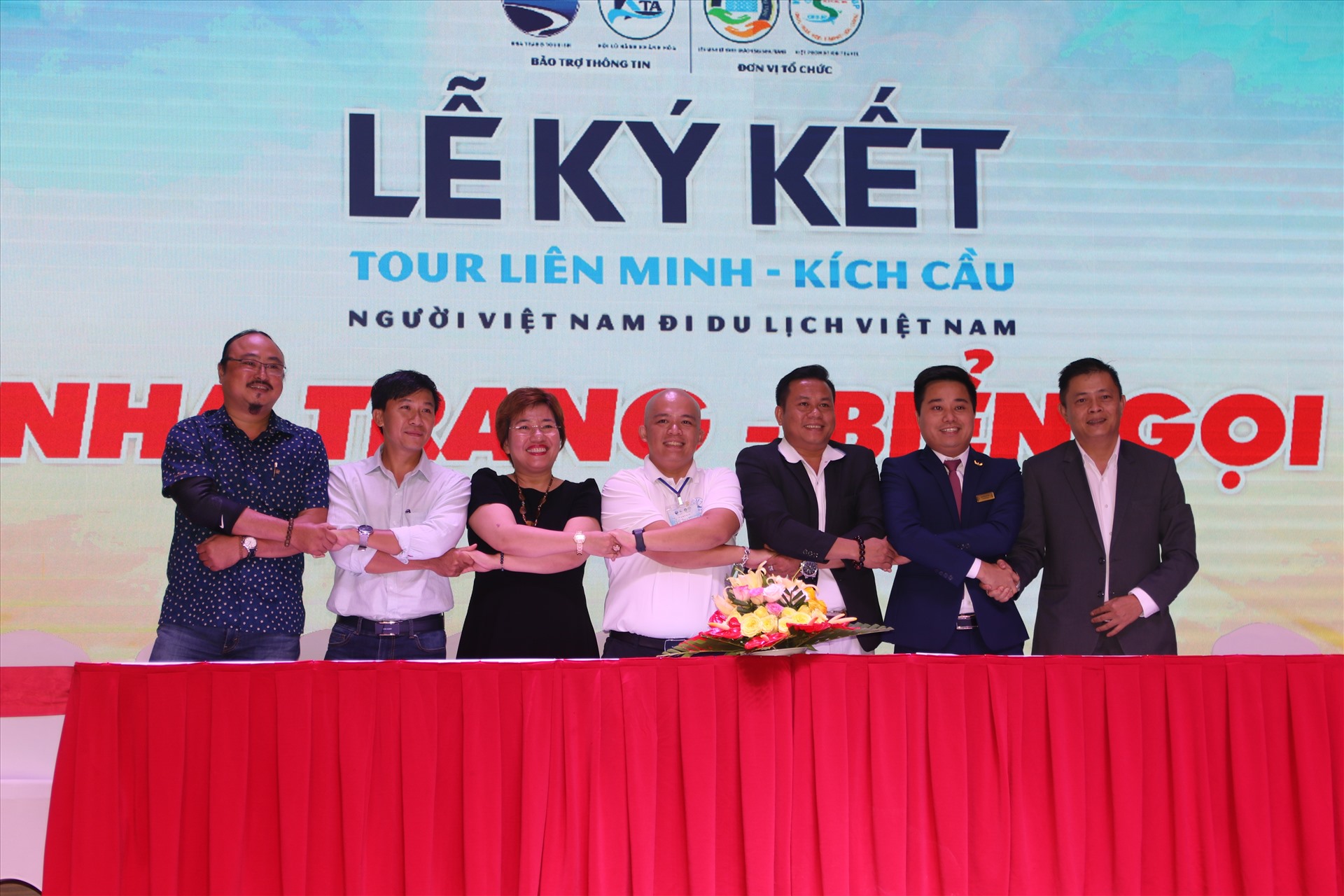 Các doanh nghiệp lữ hành, khách sạn, dịch vụ tại Khánh Hòa ký kết liên minh kích cầu "Nha Trang biển gọi". Ảnh: Phương Linh