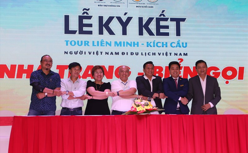 Các doanh nghiệp lữ hành, khách sạn, dịch vụ tại Khánh Hòa ký kết liên minh kích cầu "Nha Trang biển gọi". Ảnh: Phương Linh