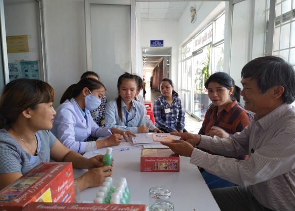 Thăm khám, phát thuốc miễn phí cho các lao động nữ tại Phú Yên. Ảnh: Ngô Tâm