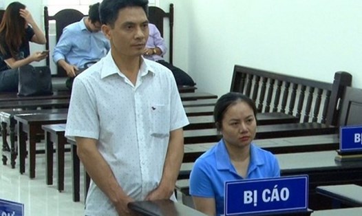 Bị cáo Thuật và Hạnh (từ trái qua) tại phiên tòa sơ thẩm tháng 7.2019. Ảnh: Việt Dũng.
