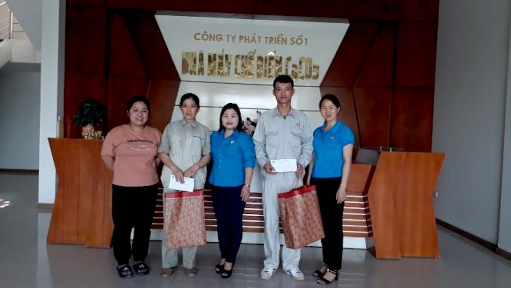 Công đoàn các Khu công nghiệp tỉnh Yên BÁi trao quà cho đoàn viên khó khăn thuộc CĐCS Công ty chế biến đá trắng Caco3. Ảnh: Lan Hồng