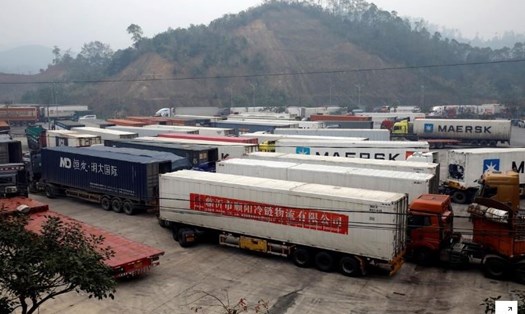 Xe tải chờ qua biên giới tại cửa khẩu Hữu Nghị, Lạng Sơn. Ảnh: Reuters.