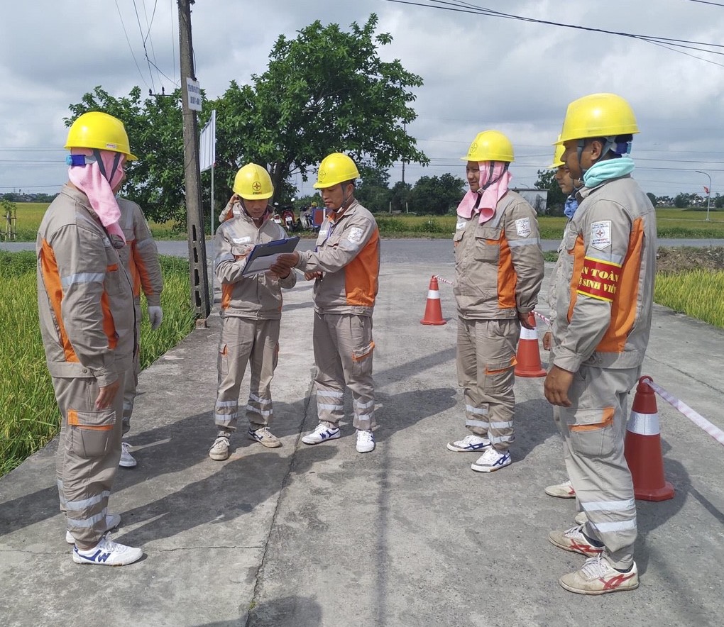 Trong mùa nắng nóng, các cấp Công đoàn EVNNPC quan tâm các biện pháp đảm bảo sức khỏe cho người lao động làm việc ngoài hiện trường. Ảnh: Tố Vân