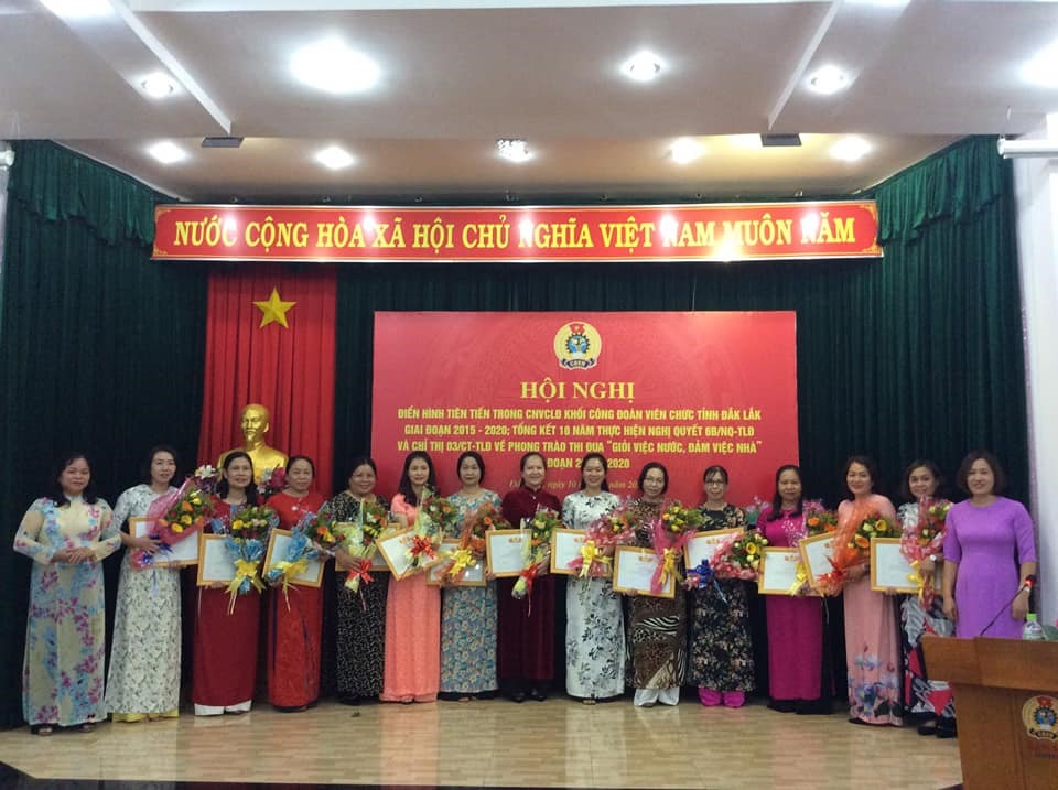 Thường trực Công đoàn Viên chức Đắk Lắk tặng Giấy khen cho các tập thể, cá nhân điển hình tiên tiến. Ảnh Công đoàn Viên chức Đắk Lắk