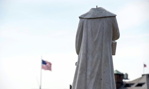 Bức tượng Columbus bị chặt đầu tại Công viên Christopher Columbus ở thành phố Boston, bang Massachusetts. Mỹ vào ngày 10.6. Ảnh: AFP