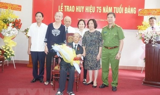 Ông Trần Quốc Hương tại Lễ trao tặng Huy hiệu 75 tuổi Đảng. Ảnh: Anh Tuấn/TTXVN