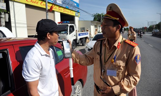 Lực lượng CSGT tỉnh Nghệ An kiểm tra nồng độ cồn với tài xế trong tháng tổng kiểm soát toàn quốc. Ảnh: Cục CSGT.