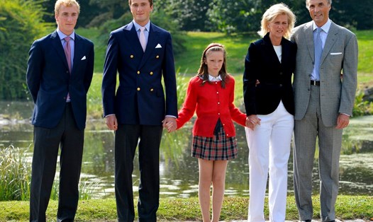 Hoàng tử Joachim (ngoài cùng bên trái) của Hoàng gia Bỉ bị phạt 11.800 USD vì vi phạm quy tắc kiểm dịch trong chuyến đi hồi tháng 5 ở Tây Ban Nha. Ảnh: AFP