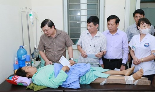 Ông Nguyễn Hữu Dũng đến thăm hỏi động viên các nạn nhân tại bệnh viện đa khoa TP Vĩnh Yên, tỉnh Vĩnh Phúc. Ảnh: MTTQ