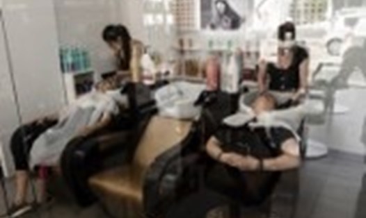 140 khách hàng không nhiễm virus dù tiếp xúc với 2 thợ tóc mắc COVID-19 ở Mỹ. Ảnh: AFP