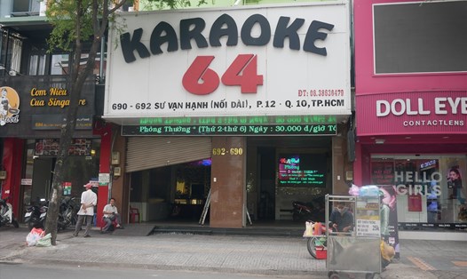Nhiều hệ thống karaoke ở TPHCM nằm trên đường  Sư Vạn Hạnh, chuẩn bị mở cửa đón khách.  Ảnh: Anh Tú