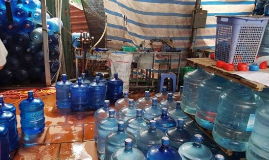Một cơ sở trên địa bàn Hà Nội sản xuất nước đóng chai trong điều kiện vệ sinh rất kém. Ảnh: dân sinh