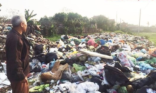 Bãi rác tại khối 4 và 5 ở thị trấn Diễn Châu (Nghệ An) gây ô nhiễm nghiêm trọng. Ảnh: VIỄN CHINH