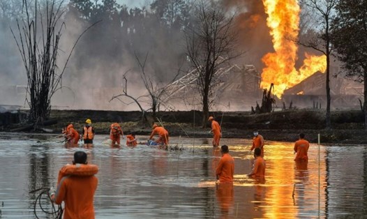 Giếng dầu cháy ở Ấn Độ có thể cần tới 1 tháng mới dập xong. Ảnh: AFP.
