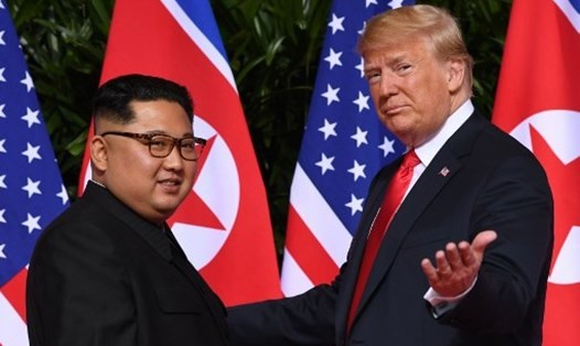 Tổng thống Donald Trump và nhà lãnh đạo Triều Tiên Kim Jong-un tại hội nghị thượng đỉnh năm 2018 ở Singapore. Ảnh: AFP.