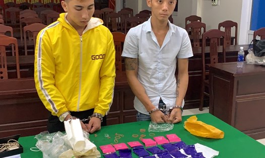 2 thanh niên bị bắt giữ khi đang vận chuyển hơn 6.000 viên ma túy. Ảnh: Mạnh Hùng.