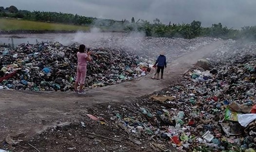 Bãi rác thải xã Cộng Hiền đang là nguồn cơn ô nhiễm tại khu vực. Ảnh: Người dân cung cấp.