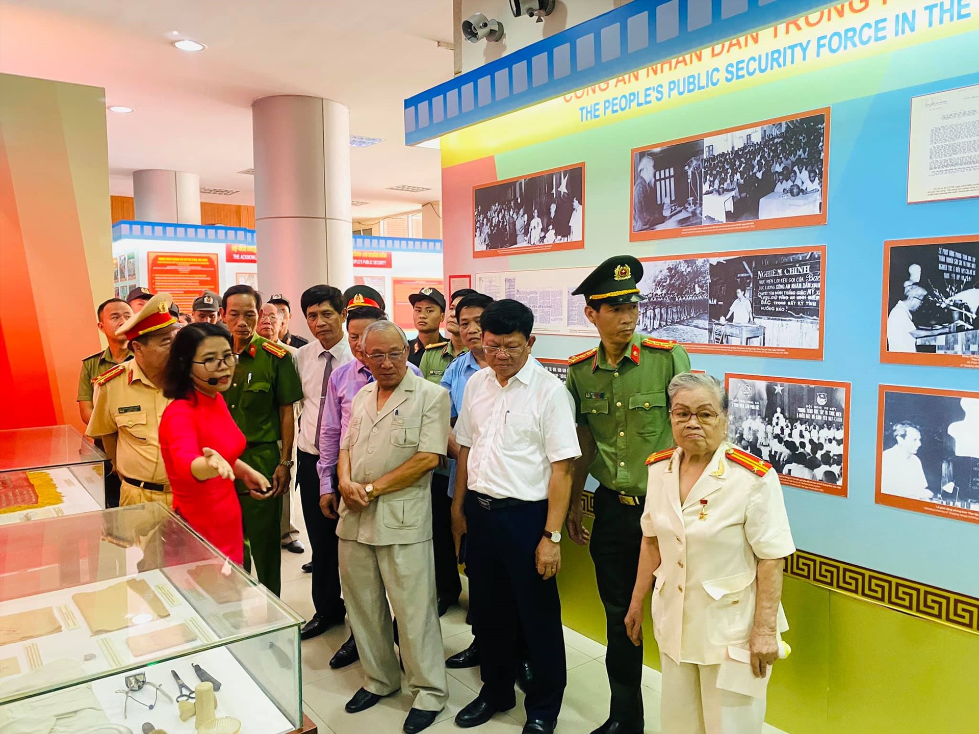 Trưng bày 500 ảnh, hiện vật về Bác Hồ với lực lượng Công an nhân dân. Ảnh: BTĐN