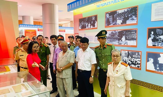 Trưng bày 500 ảnh, hiện vật về Bác Hồ với lực lượng Công an nhân dân. Ảnh: BTĐN