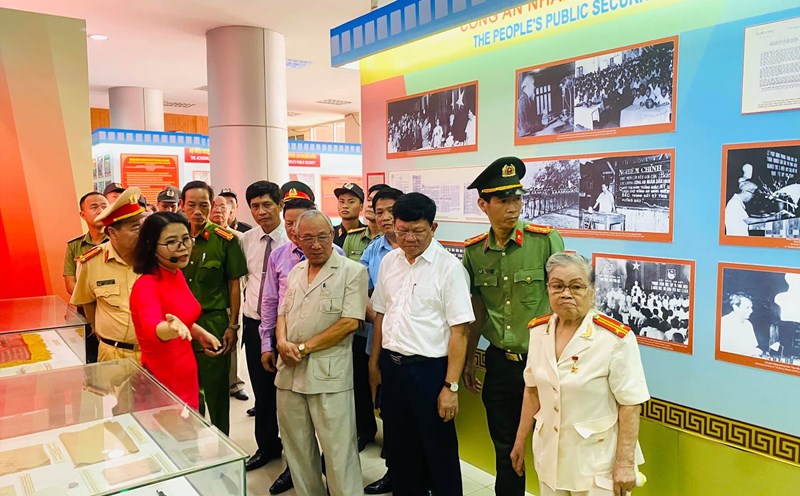 Trưng bày 500 ảnh, hiện vật về Bác Hồ với lực lượng Công an nhân dân. Ảnh: BTĐN