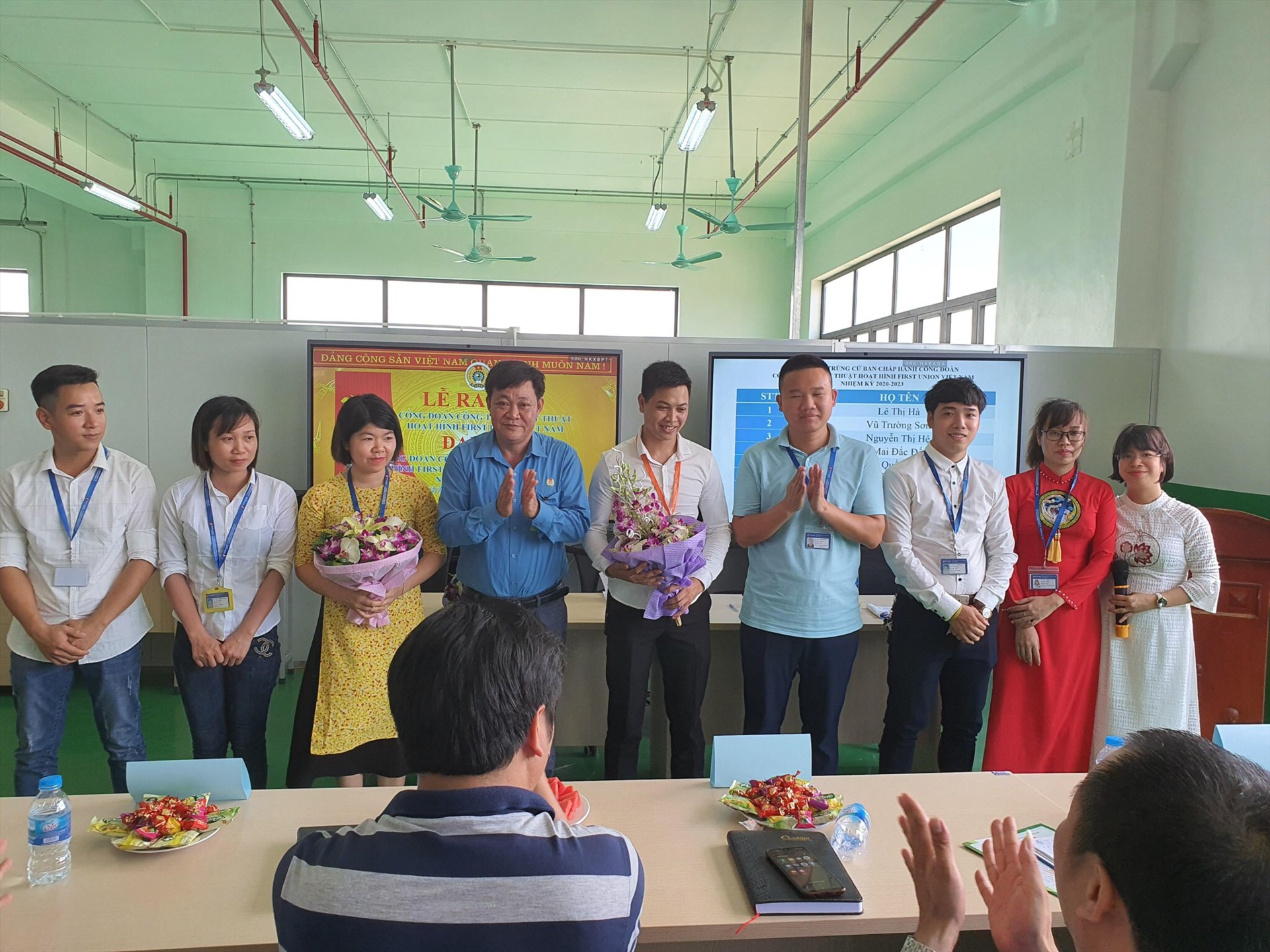 Đồng chí Nguyễn Hữu Khuyến - Chủ tịch LĐLĐ huyện tặng hoa chúc mừng tại lễ ra mắt CĐCS. Ảnh: Bá Mạnh