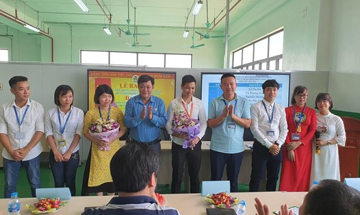 Đồng chí Nguyễn Hữu Khuyến - Chủ tịch LĐLĐ huyện tặng hoa chúc mừng tại lễ ra mắt CĐCS. Ảnh: Bá Mạnh