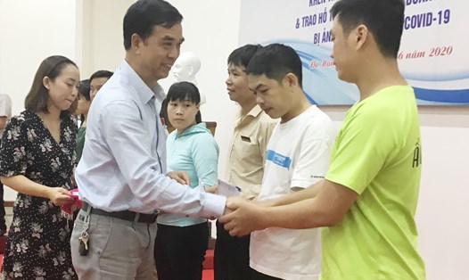 Phó Chủ tịch LĐLĐ TP Đà Nẵng Hoàng Hữu Nghị trao hỗ trợ cho đoàn viên, người lao động bị ảnh hưởng bởi dịch COVID - 19. Ảnh: Thái Bình