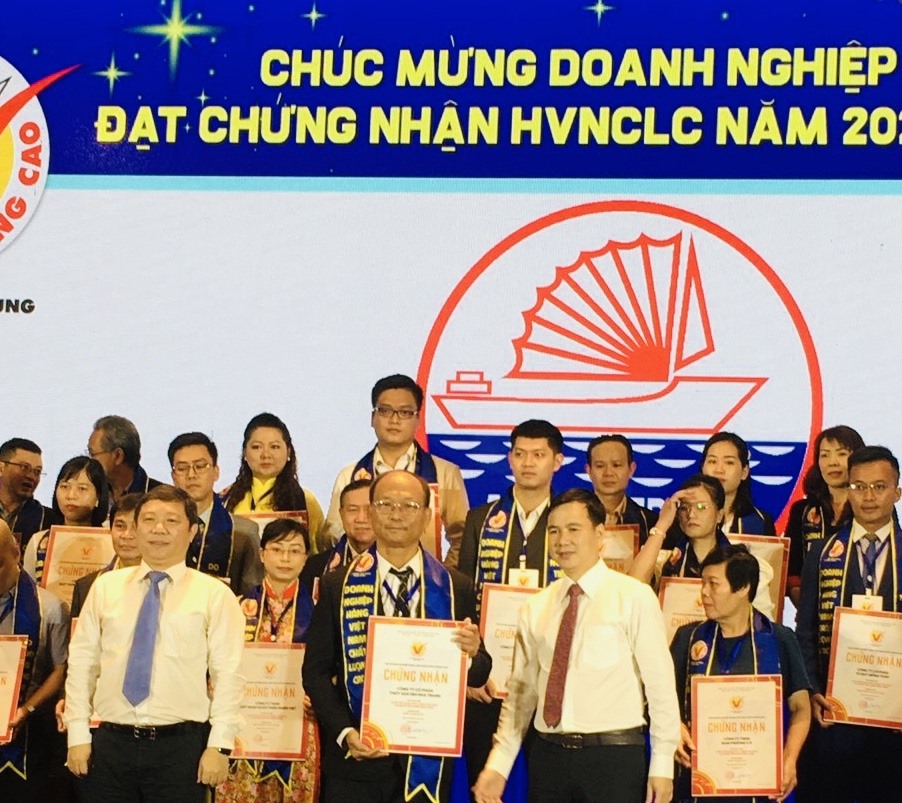 Đại diện Công ty cổ phần Thuỷ sản 584 Nha Trang nhận thương hiệu Hàng Việt Nam chất lượng cao năm 2020. Ảnh: Dương Thuỷ