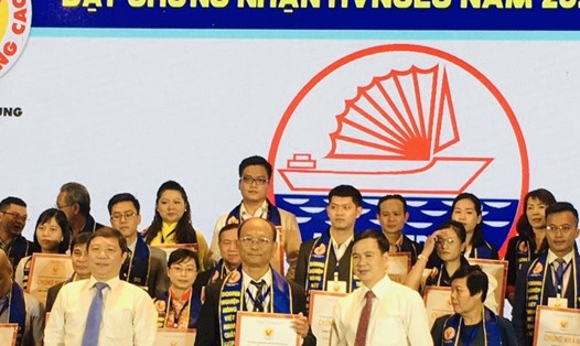 Đại diện Công ty cổ phần Thuỷ sản 584 Nha Trang nhận thương hiệu Hàng Việt Nam chất lượng cao năm 2020. Ảnh: Dương Thuỷ