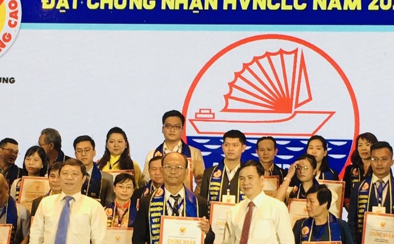 Đại diện Công ty cổ phần Thuỷ sản 584 Nha Trang nhận thương hiệu Hàng Việt Nam chất lượng cao năm 2020. Ảnh: Dương Thuỷ