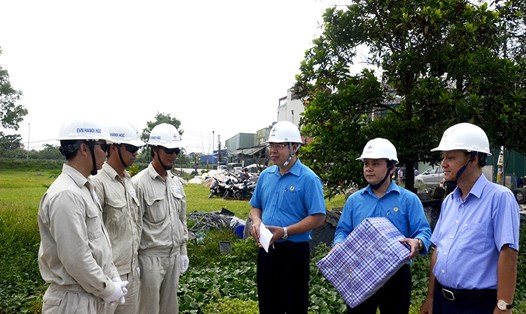 Phó Chủ tịch Công đoàn Điện lực Việt Nam Đỗ Đức Hùng (thứ ba từ phải sang) động viên người lao động khi phải làm việc dưới thời tiết nắng nóng. Ảnh: Thanh Huyền