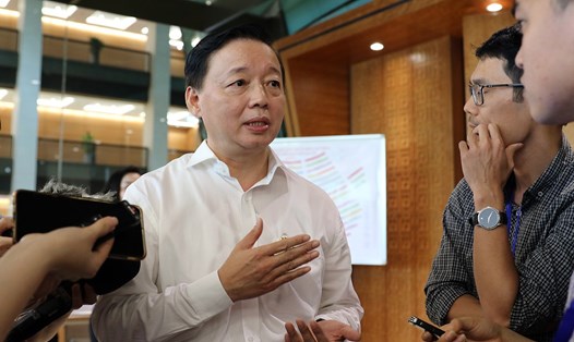 Bộ trưởng Bộ Tài nguyên và Môi trường Trần Hồng Hà trả lời phỏng vấn báo chí bên hành lang Quốc hội ngày 12.6. Ảnh: Khương Trung