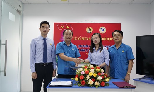 Lãnh đạo LĐLĐ tỉnh Nghệ An và lãnh đạo Công ty TNHH MEDLATEC Nghệ An ký thỏa thuận hợp tác. Ảnh: Quang Đại