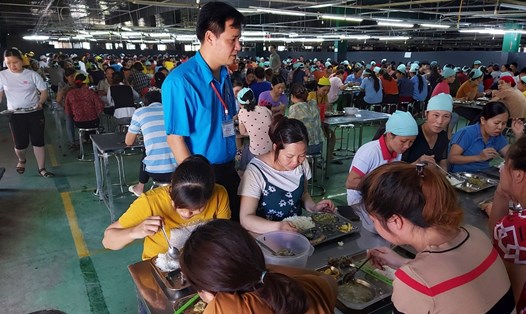 LĐLĐ huyện Thanh Chương (Nghệ An) giám sát bữa ăn ca công nhân. Ảnh: Hoàng Vinh