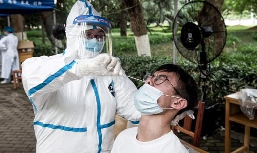 Nhân viên y tế đang tiến hành kiểm dịch COVID-19 ở Trung Quốc. Ảnh: AFP
