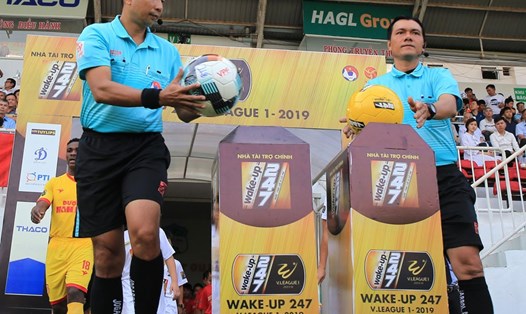 Ông Nguyễn Minh Thuận (cầm bóng) cũng làm nhiệm vụ ở trận HAGL thắng Nam Định 2-0 ở V.League 2019. Ảnh: VPF.