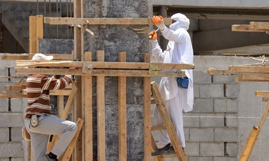 Lao động làm việc tại một công trường xây dựng ở thủ đô Riyadh của Saudi Arabia hôm 6.6. Ảnh: AFP.