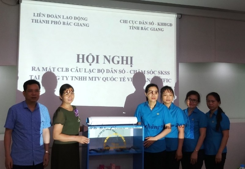 Lãnh đạo Liên đoàn Lao động thành phố Bắc Giang, Chi cục Dân số - Kế hoạch hóa gia đình tỉnh tặng công ty 1 tủ tài liệu truyền thông. Ảnh: Bùi Văn Khước