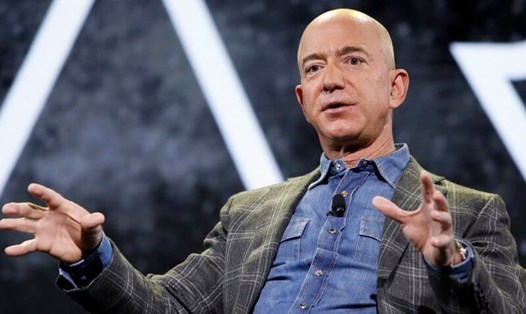 Tỉ phú Jeff Bezos đang là người giàu nhất thế giới. Ảnh: AP