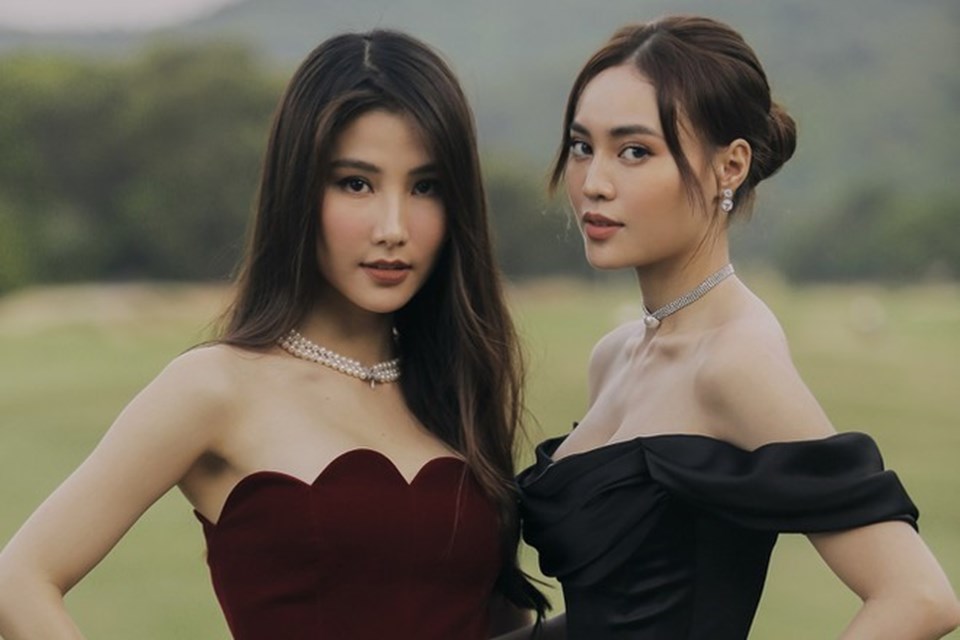 Hai người đẹp đọ dáng tại sự kiện. Ảnh: NSCC Hai người đẹp đọ dáng tại sự kiện. Ảnh: NSCC