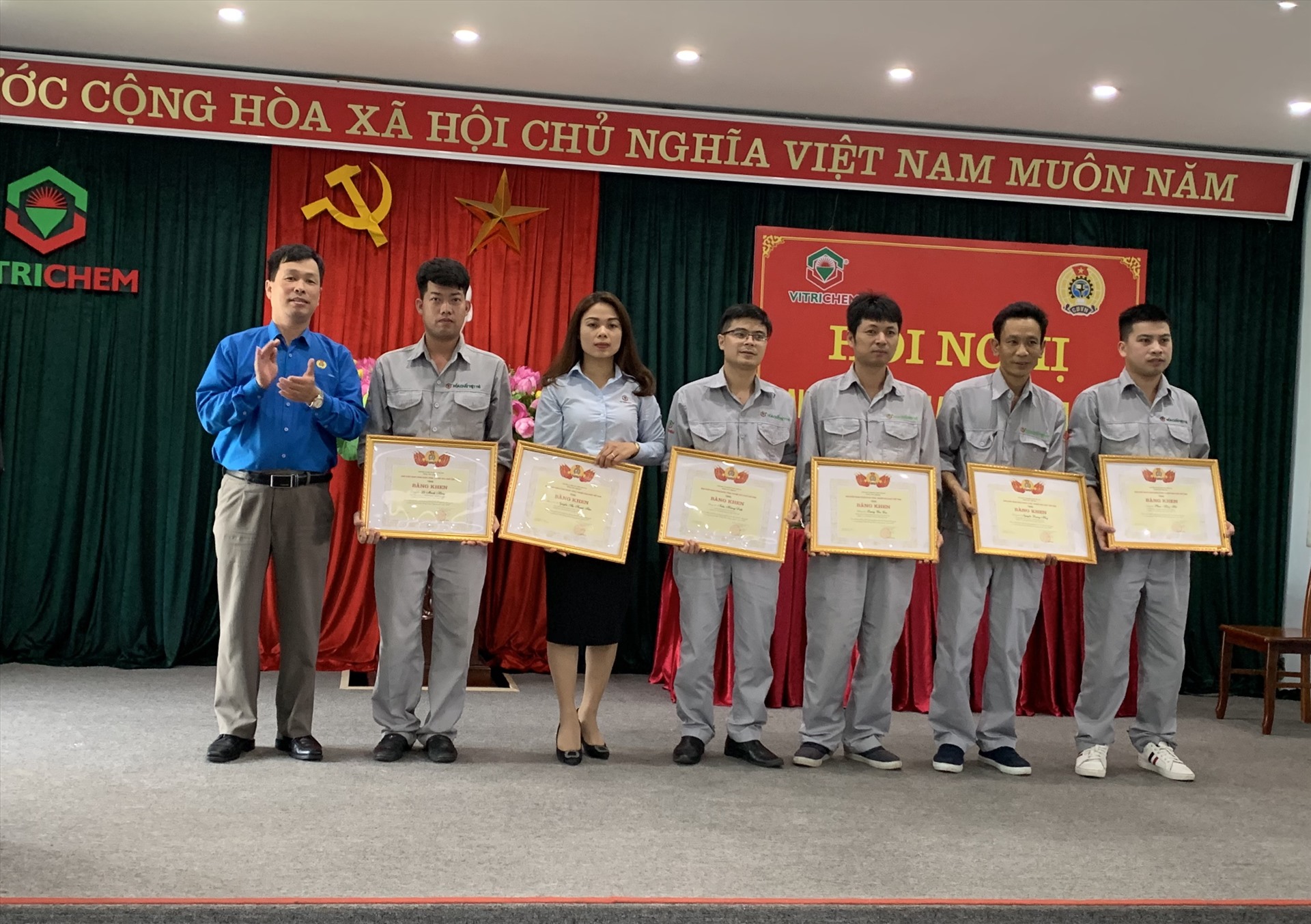 Đồng chí Nguyễn Huy Thông, Chủ tịch Công đoàn Công nghiệp Hoá chất Việt Nam tặng Bằng khen của Tổng LĐLĐVN cho đoàn viên. Ảnh: Xuân Tùng