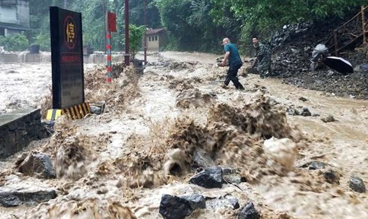 Lực lượng chức năng đang cố gắng ngăn chặn nguy cơ vỡ đê do mưa lũ ở huyện Vô Tích, Trung quốc ngày 12.6. Ảnh: Tân Hoa Xã
