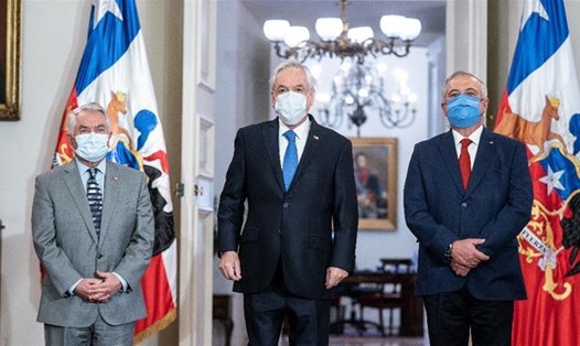 Tổng thống Chile Sebastian Pinera cùng tân Bộ trưởng Y tế Enrique Paris và cựu Bộ trưởng Y tế Jaime Manalich tham dự cuộc cải tổ nội các tại tòa nhà chính phủ ở Santiago, chile. Ảnh: Reuters