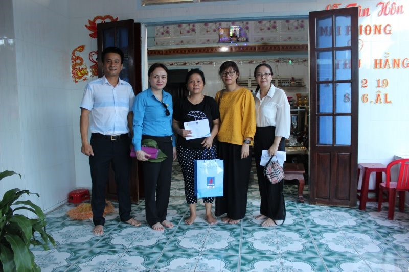 Đoàn công tác thăm hỏi người lao động tại Quảng Ngãi. Ảnh: D.Khí