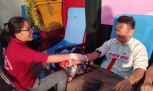 Cán bộ công đoàn, công nhân Khu kinh tế Đông Nam Nghệ An tham gia hiến máu. Ảnh: NT