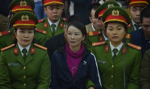 Bị cáo Trần Thị Hiền (ở giữa, hàng đầu) tại phiên tòa sơ thẩm. Ảnh: Cường Ngô.
